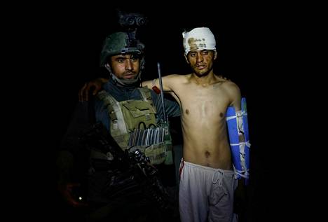 Afganistanin armeijan sotilas auttoi erikoisjoukkojen sotilasta, joka oli haavoittunut Taleban-joukkojen kanssa käydyssä tulitaistelussa Kandaharin maakunnassa sunnuntaina.