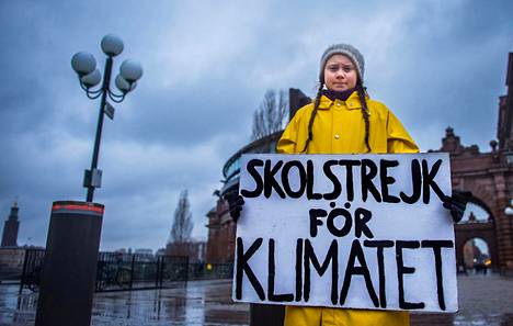 Greta Thunberg kyltteineen Ruotsin valtiopäivätalon ulkopuolella 30. marraskuuta 2018.