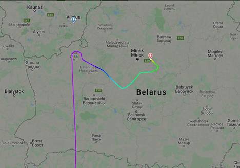 Lennonseurantasivusto Flightradar24:n data näyttää, miten Ryanairin Ateenasta Vilnaan matkalla ollut lento muutti reittiään Valko-Venäjän ilmatilassa ja kääntyikin Vilnan sijaan kohti Minskiä.