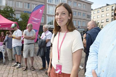 Vasemmistoliiton puheenjohtaja Li Andersson kuvattiin puolueen eduskuntaryhmän kesäkokouksen toritapahtumassa Kotkassa tiistaina. Muun muassa vasemmistoliiton kokous jatkuu tänään.