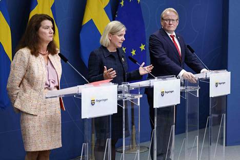 Ruotsin ulkoministeri Ann Linde, pääministeri Magdalena Andersson ja puolustusministeri Peter Hultqvist pitivät tiistaina tiedotustilaisuuden räjähdyksistä Nord Stream -kaasuputkissa.