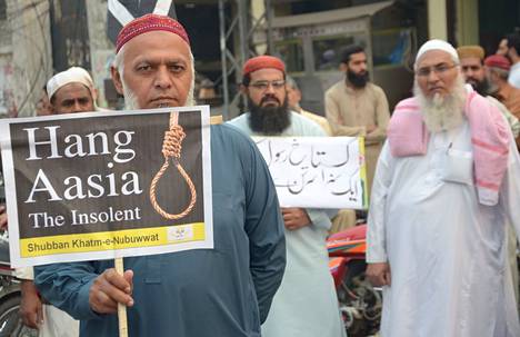 Jyrkän linjan islamistipuolue Tehreek-e-Labaibin kannattajat osoittivat mieltään Asia Bibin vapauttavan tuomion vuoksi Lahoressa marraskuussa 2018.