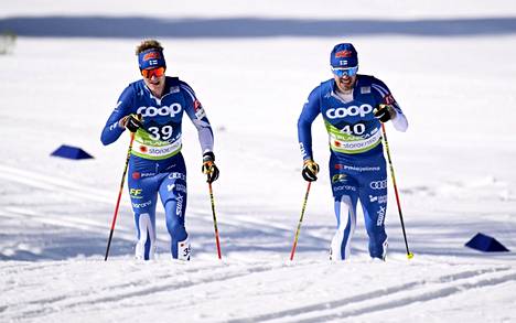 Suomi voitti hiihdon MM-kisoista vain yhden mitalin: miesten viestihopean. Ville Ahonen (vas.) keskeytti 50 kilometrin päätösmatkan, Ristomatti Hakola oli 33:s.