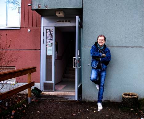 Juha Lehti kuvattuna kotirappunsa edessä. Perhe muutti taloon Kannelmäestä vuonna 1970.