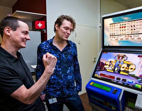 Toimitusjohtaja Tony Manninen ja pelisuunnittelija Tomi Thurlin testaavat Raha-automaattiyhdistykselle suunnittelemaansa uutuuspeliä.