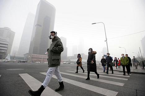 Pekingiläiset ovat joutuneet pitämään hengityssuojainta kasvoillaan taas talven aikana.