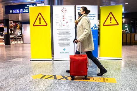 THL haluaa, että koronavirustestaus laajennetaan kaikille raja-asemille, myös satamiin. Kuva on maanantailta Helsinki-Vantaan lentoasemalta, jossa testataan jo lähes kaikki riskimaista tulijat.