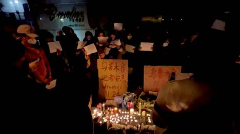 Shanghaissa muistettiin lauantaina illasta Xinjiangin asuntopalon uhreja.