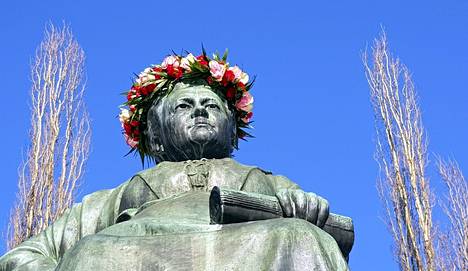 Kuvanveistäjä Eemil Halosen suunnittelema Minna Canthin patsas sijaitsee Kuopion keskustassa. Vuonna 1937 paljastettu patsas on ensimmäinen suomalaiselle naiselle pystytetty muistomerkki.
