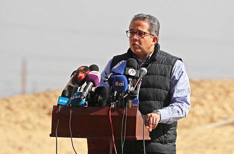 Egyptin muinaismuistoista vastaava ministeri Khaled El-Enany puhui vuoden 2019 helmikuussa Tunah al Jabalin arkeologisella kaivauspaikalla.