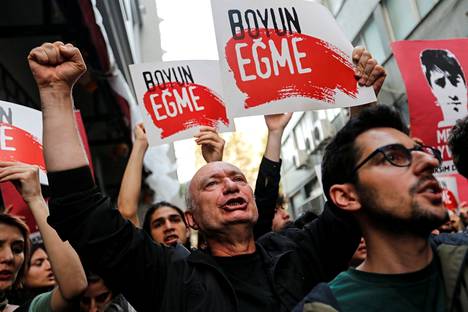 Ihmiset osoittivat mieltä turkkilaisen demokratia-aktivistin Osman Kavalan saamaa elinkautista vankeustuomiota vastaan Istanbulissa 26. huhtikuuta.