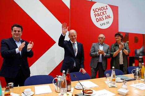 Vaalit voittaneen SPD:n johtaja Olaf Scholz (kesk.) on vahva ehdokas hallitusneuvottelujen vetäjäksi ja Saksan uudeksi liittokansleriksi.