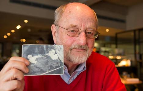 Niklas Frankin kädessä on valokuva hänen isästään teloituksen jälkeen.