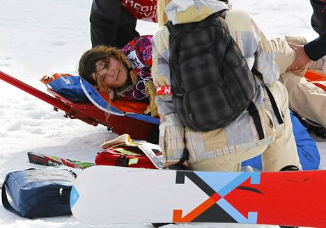 Skicross-laskija Maria Komissarova loukkasi selkänsä vakavasti harjoituksissa lauantaina.