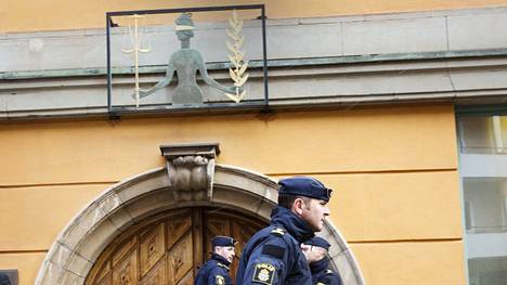 Kolmen keskiaasialaisen miehen epäillään valmistelleen ihmisjoukon tappamista pommilla Tukholmassa – viestittelivät pian järjestettävistä ”häistä”