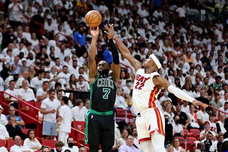 Boston Celticsin Jaylen Brown (7) heittää, Miami Heatin Jimmy Butler (22) yrittää päästä väliin. 