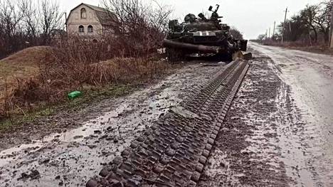 Venäjän puolustusministeriön julkaiseman videon kerrotaan esittävän tuhottua Ukrainan armeijan panssarivaunua.