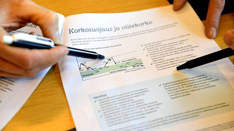 Finanssivalvonnan suositus uudesta velkaantumisrajoitteesta tulee voimaan vuoden 2023 alussa. Kuvassa asiakas asioi Danske Bankissa vuonna 2018.
