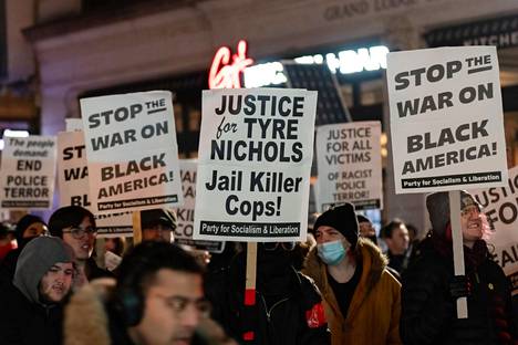 Mielenosoittajat osoittivat mieltään Tire Nicholsin kuoleman takia Bostonissa perjantaina.