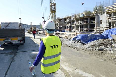 Työntekijöitä YIT:n rakennustyömaalla Rifein asuinalueella Jekaterinburgissa Venäjällä 28. toukokuuta 2015. 