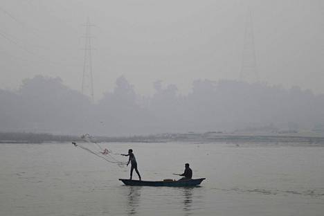 Kalastajia Gangesin suurimman sivujoen Jamunan varrella Delhissä  7. marraskuuta.