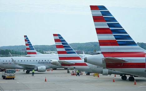 American Airlinesin koneita Ronald Reaganin kansallisella lentoasemalla Virginian osavaltiossa huhtikuussa 2020. Yhdysvaltalainen American Airlines on yksi maailman suurimmista lentoyhtiöistä.