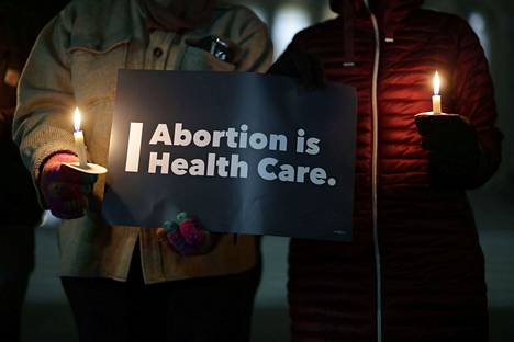 Aborttia kannattavia aktivisteja Yhdysvaltain korkeimman oikeuden edessä 13. joulukuuta.