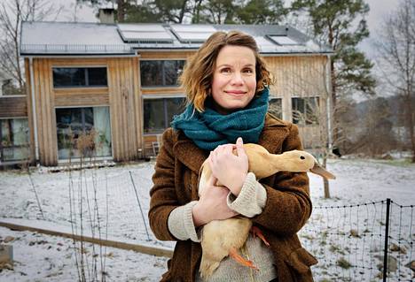 Hanna Nikkanen muutti perheineen vuosi sitten Tukholmaan Tranholmenin saarelle, jossa asuu vain muutama sata ihmistä. Siellä Nikkanen on hoitanut viittä ankkaa.