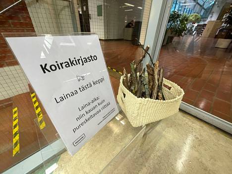 Sellon kirjasto sai idean ”keppikirjastolle” Helsingin Itäkeskuksen kirjastolta. Sinne kepit ilmestyivät ilahduttamaan koirakansalaisia lokakuun alussa.