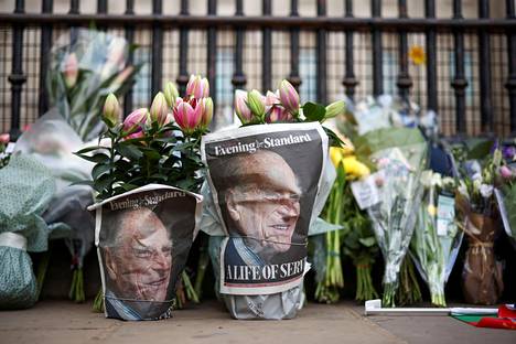 Sanomalehdessä julkaistuja kuvia prinssi Philipistä oli kiinnitetty muistokukkien kylkeen Lontoossa 9. huhtikuuta.