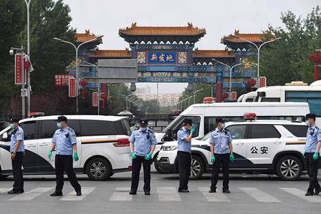 Kiinalaispoliisit partioivat suljetun Xinfadi-lihamarketin edustalla Pekingissä lauantaina.