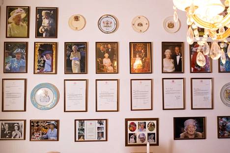 Pekka Granqvistin kotona on suuri kokoelma kuningatar Elisabetiin ja koko kuninkaalliseen perheeseen liittyviä esineitä. Moni kirjeistä on päässyt seinälle.
