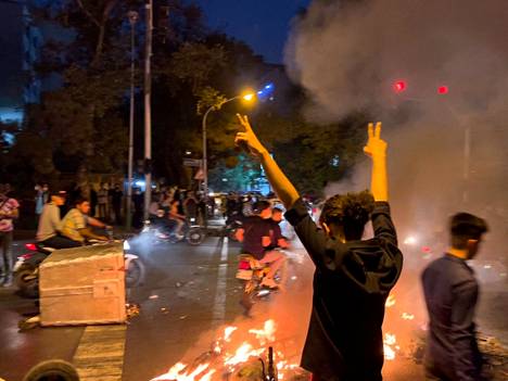 Ihmiset osoittivat mieltään Teheranissa maanantaina.
