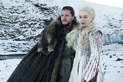 Jon Snow (Kit Harington) ja Daenerys Targaryen (Emilia Clarke) Game of Thronesin maisemissa. 