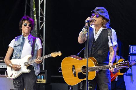 Jeff Beck ja Johnny Depp esiintyivät yhdessä Kaisaniemessä sunnuntaina.