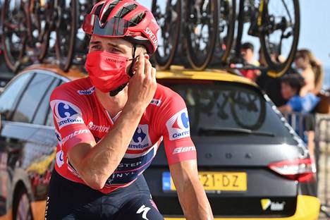 Vueltan kokonaiskilpailua johtava belgialainen Remco Evenepoel sonnustautui maskiin heti keskiviikon 11. etapin maaliintulon jälkeen.