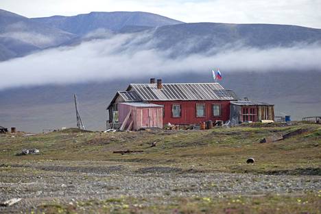 Venäjän lippu liehui yksinäisen talon katolla Wrangelinsaarella vuonna 2013.