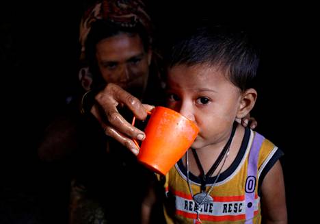 Rohingya-lapsi joi vettä epävirallisella pakolaisleirillä Bangladeshissa viime marraskuussa.