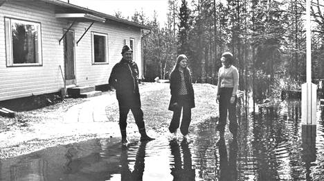 Pudasjärvi on tulvan kourissa: vesi virtaa kellareissa, kymmenet talot ovat eristettyinä, paikoin tarvitaan kunnallista ”lautturia”. Pekka Viikinen ei ole vuoden 1961 jälkeen nähnyt vettä pihallaan kuin toissa keväänä ja nyt.