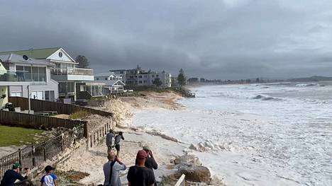 Meri huuhtoi rantaa Narrabeenissä, New South Walesin alueella helmikuussa Australiassa.