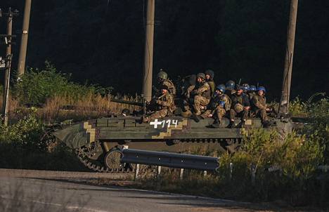 Ukrainalaissotilaita Harkovassa 10. syyskuuta. Ukraina etenee parhaillaan poikkeuksellisella vauhdilla Harkovan alueella.