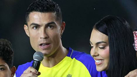 Al-Nassrin uusi tähti Cristiano Ronaldo ja hänen puolisonsa Georgina Rodriguez pelaajan esittelytilaisuudesta Riadissa 3. tammikuuta.