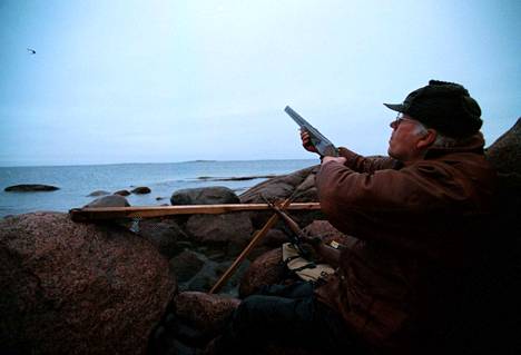 Ahvenanmaalainen Brage Andersson vastustaa kevätmetsästyksen rajoittamista. Hänelle metsästys on aikoinaan taannut jopa perheen elannon.
