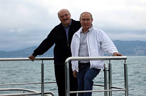 Valko-Venäjän johtaja Aljaksandr Lukašenka (vas.) ja Venäjän presidentti Vladimir Putin poseerasivat lauantaina Sotšissa, jonne Lukašenka oli matkustanut tapaamaan Putinia.