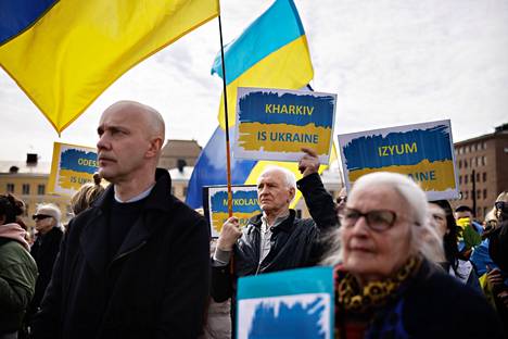 Eri Venäjän sotatoimien kohteeksi joutuneita Ukrainan kaupunkien nimiä oli painettu kyltteihin, joita jakoi Ukrainalaisten yhdistys Suomessa.