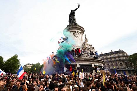 At the Place de la République, there is a demonstration against the far right.