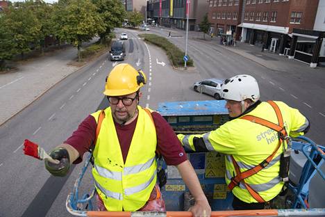 The mural to be renovated is located on the footbridge between the Itäkeskus shopping center and the Stoa cultural center.