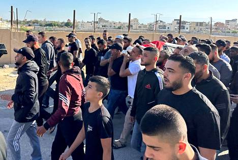 Palestiinalaiset kantoivat Israelin pidätysratsiassa kuolleen 17-vuotiaan teinipojan arkkua Jerikossa maanantaina.