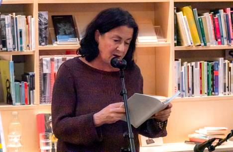 Ann Jäderlund luki runojaan Poesimässan-tapahtumassa Tukholmassa 2022.