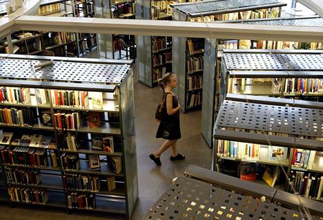 Valmiiksi koottuja kirjapaketteja voi noutaa kaikista Vantaan kirjastoista. Kuva Korson Lumon kirjastosta vuodelta 2003. 